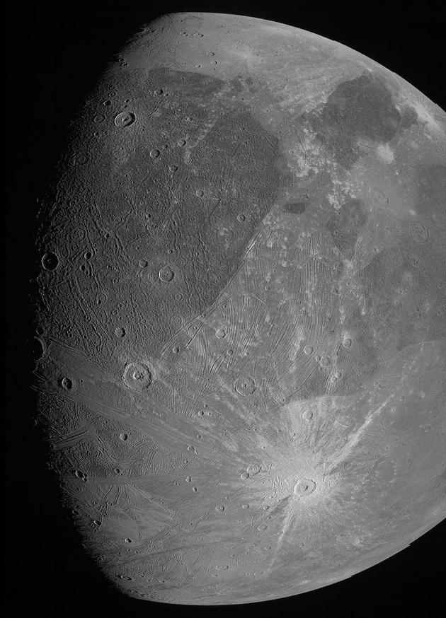 NASA朱诺号探测器发回太阳系最大卫星木卫三惊人新画面
