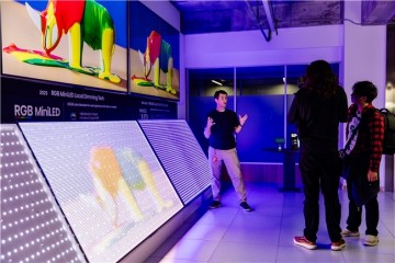 全球顶级KOL也“追星”！科技博主在海信见证RGB-Mini LED色彩奥秘